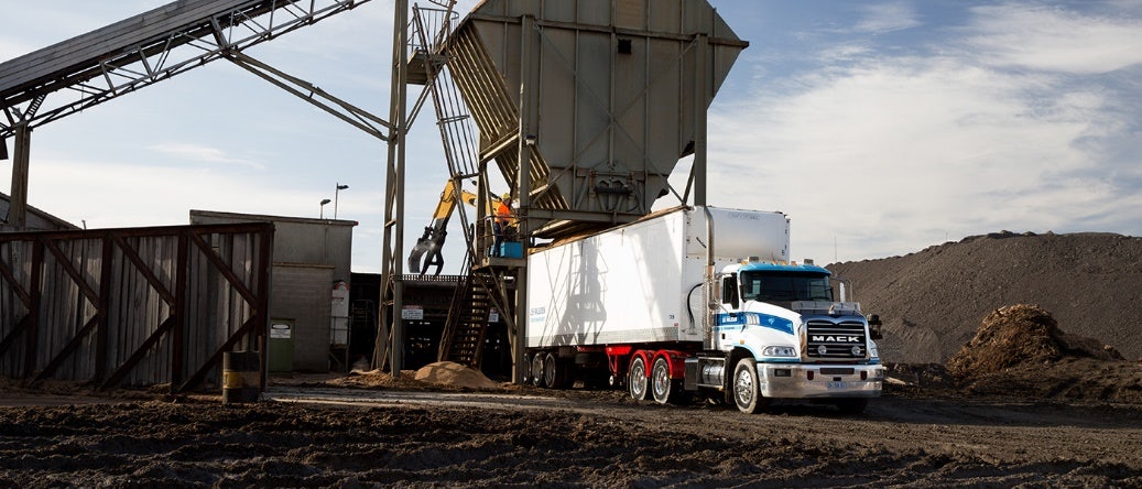 Macktrucks ロンT Mack R Model Black Long Sleeve Shirt - Mack Trucks