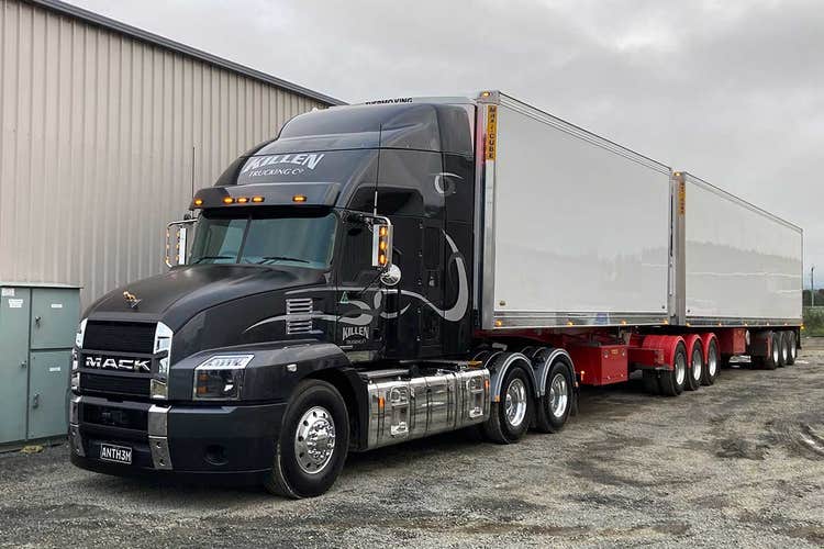 Mack truck transporter online